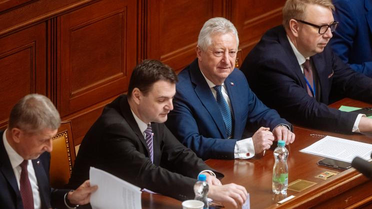 Jaromír Zůna (třetí zleva) je v současné vládě Andreje Babiše jedním z ministrů, jejichž pozice je velmi slabá. Potíže musí řešit hned od prvních dnů ve funkci. Teď je ve středu pozornosti opět kvůli nepovolení vydat rozhovor s Petrem Pavlem.