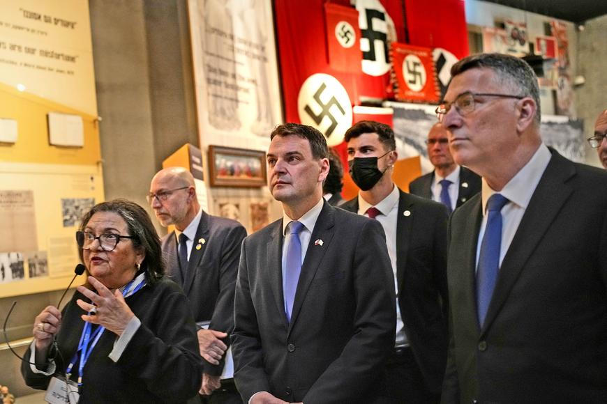 Sirény, ticho a silná slova: Macinka navštívil Izrael během Dne holokaustu