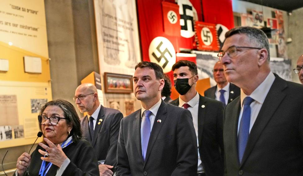 Izraelský ministr zahraničí Gideon Sa'ar (vpravo) a český ministr zahraničí Petr Macinka (uprostřed) při návštěvě památníku Yad Vashem v Jeruzalémě, 14. dubna 2026.