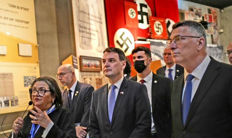 Izraelský ministr zahraničí Gideon Sa'ar (vpravo) a český ministr zahraničí Petr Macinka (uprostřed) při návštěvě památníku Yad Vashem v Jeruzalémě, 14. dubna 2026.