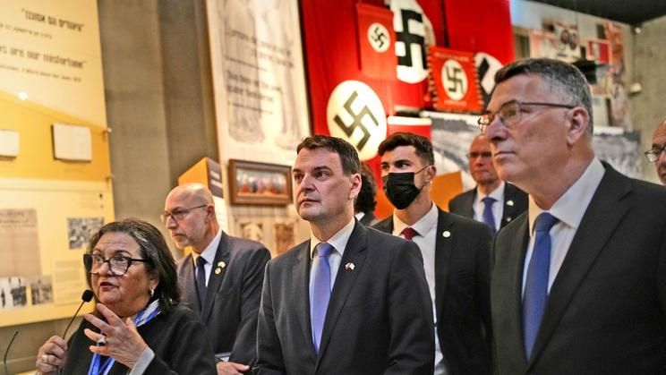 Izraelský ministr zahraničí Gideon Sa'ar (vpravo) a český ministr zahraničí Petr Macinka (uprostřed) při návštěvě památníku Yad Vashem v Jeruzalémě, 14. dubna 2026.