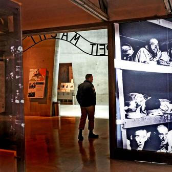 Sirény, ticho a silná slova: Macinka v Izraeli během Dne holokaustu