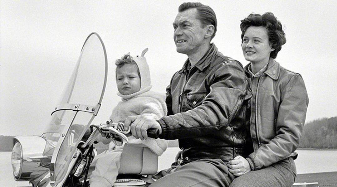 Harley s dětskou sedačkou, 1962