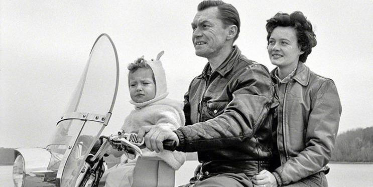 Harley s dětskou sedačkou, 1962