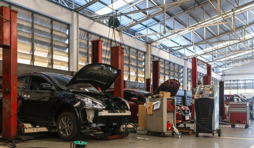 Car,Repair,In,Garage,Service,Station,With,Soft-focus,And,Over