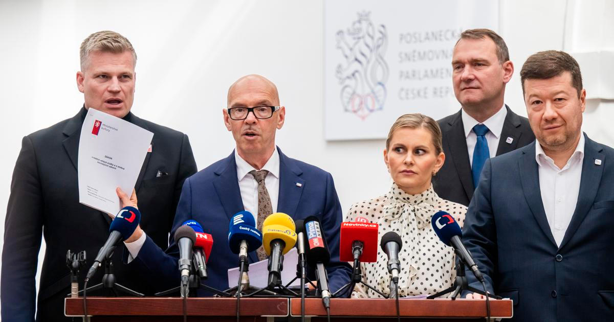 Vláda mlží o ČT a ČRo. „Buď demonstrace síly, nebo nic nemá,“ glosuje expertka