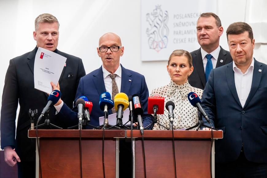 Vláda mlží o ČT a ČRo. „Buď demonstrace síly, nebo nic nemá,“ glosuje expertka