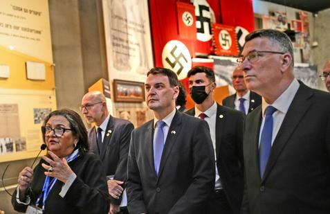 Sirény, ticho a silná slova: Macinka v Izraeli během Dne holokaustu