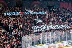 Sparťanští fanoušci s transparenty, podle nich je zdravotní klaun víc než hokejový klaun s narážkou na majitele Dynama Petra Dědka