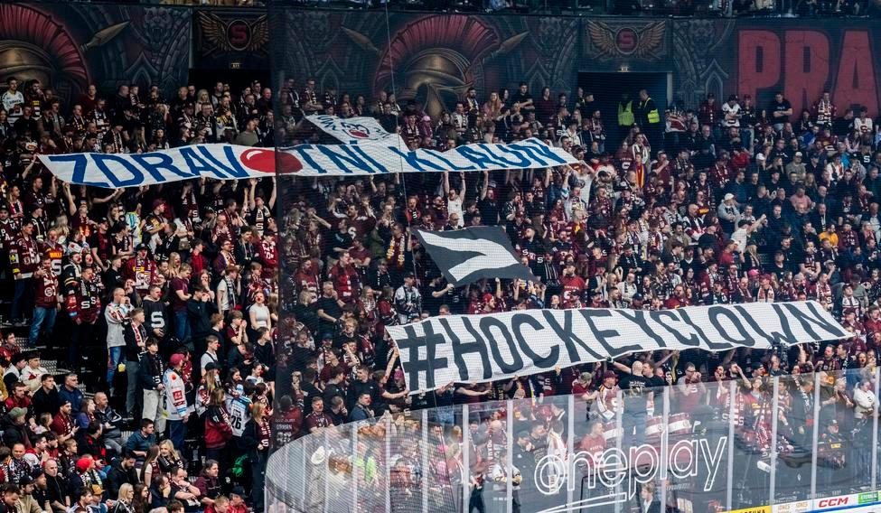 Sparťanští fanoušci s transparenty, podle nich je zdravotní klaun víc než hokejový klaun s narážkou na majitele  Dynama Petra Dědka