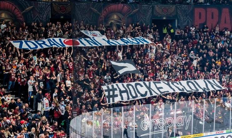 Sparťanští fanoušci s transparenty, podle nich je zdravotní klaun víc než hokejový klaun s narážkou na majitele  Dynama Petra Dědka