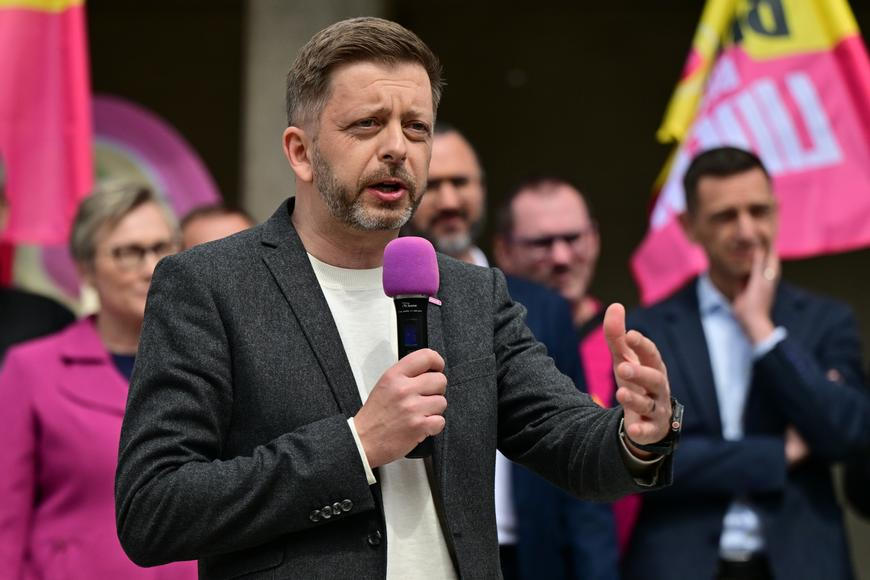 "Cesta do orbánovského Maďarska." Opozice slibuje vládě peklo, varuje před likvidací ČT