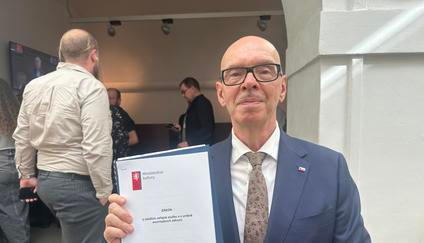 Ministr kultury za Motoristy Oto Klempíř ukazuje návrh zákona, kterým chce zrušit poplatky za Českou televizi a Český rozhlas. Podle opozice je tak zbaví nezávislosti na vládní moci, což Klempíř označuje za lež.