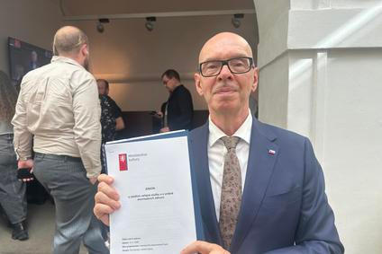 Ministr kultury za Motoristy Oto Klempíř ukazuje návrh zákona, kterým chce zrušit poplatky za Českou televizi a Český rozhlas. Podle opozice je tak zbaví nezávislosti na vládní moci, což Klempíř označuje za lež.