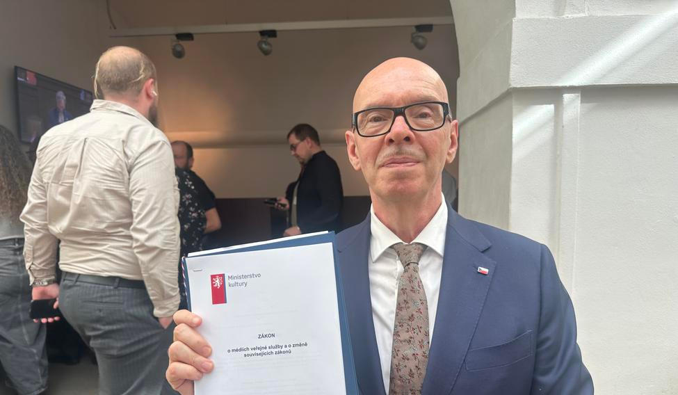 Ministr kultury za Motoristy Oto Klempíř ukazuje návrh zákona, kterým chce zrušit poplatky za Českou televizi a Český rozhlas. Podle opozice je tak zbaví nezávislosti na vládní moci, což Klempíř označuje za lež.