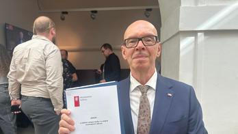 Ministr kultury za Motoristy Oto Klempíř ukazuje návrh zákona, kterým chce zrušit poplatky za Českou televizi a Český rozhlas. Podle opozice je tak zbaví nezávislosti na vládní moci, což Klempíř označuje za lež.