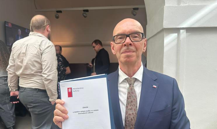 Ministr kultury za Motoristy Oto Klempíř ukazuje návrh zákona, kterým chce zrušit poplatky za Českou televizi a Český rozhlas. Podle opozice je tak zbaví nezávislosti na vládní moci, což Klempíř označuje za lež.