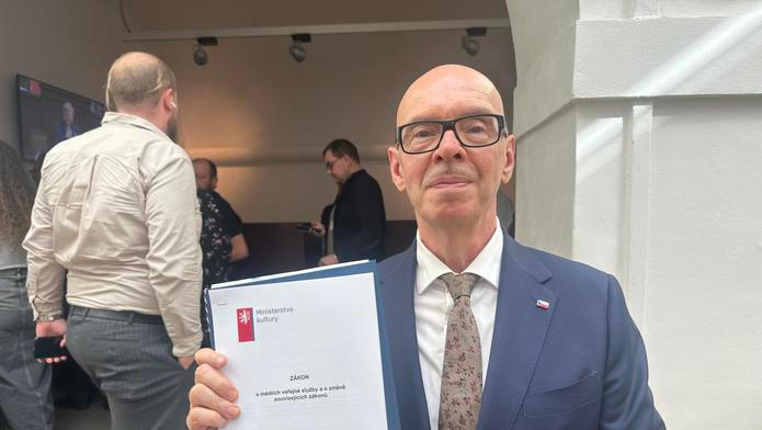 Ministr kultury za Motoristy Oto Klempíř ukazuje návrh zákona, kterým chce zrušit poplatky za Českou televizi a Český rozhlas. Podle opozice je tak zbaví nezávislosti na vládní moci, což Klempíř označuje za lež.