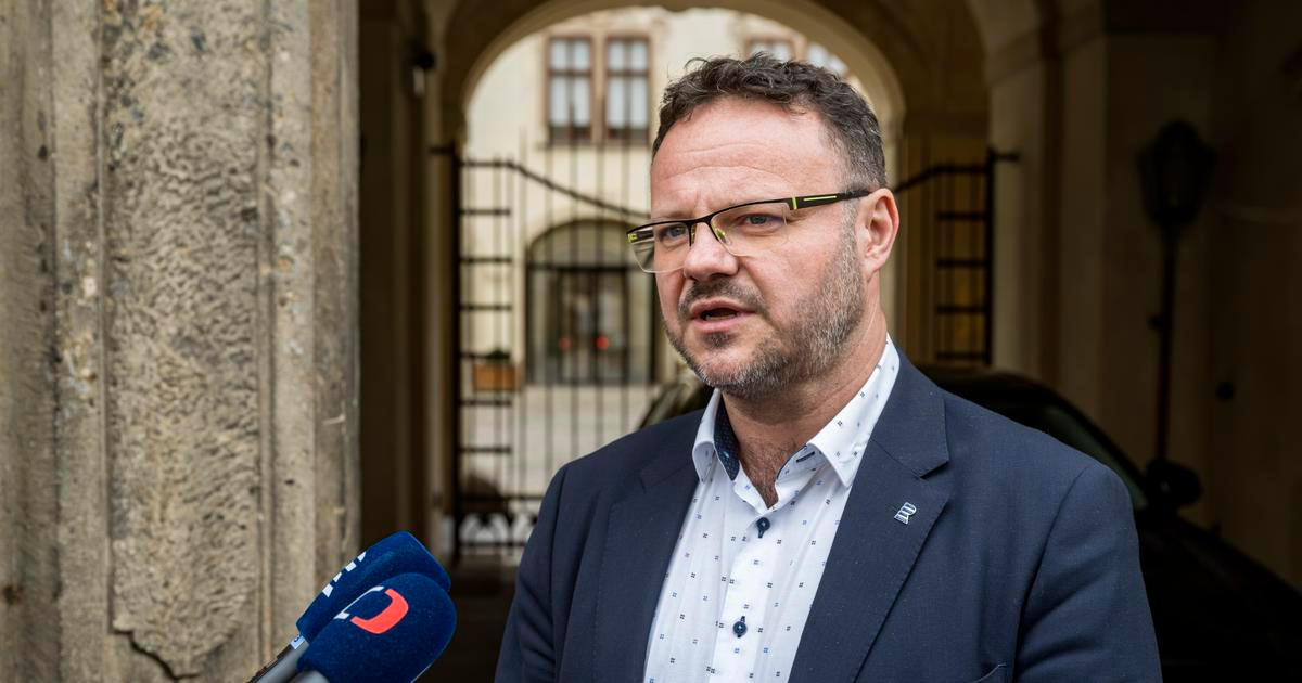 Pokoušejí se politicky ovládnout média, varuje šéf ČRo. Ostře odmítá zrušení poplatků