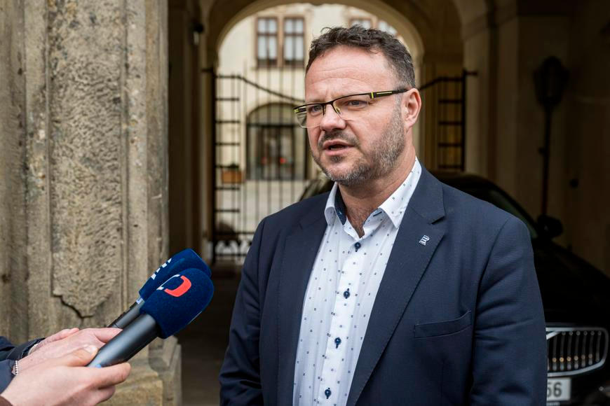 Pokoušejí se politicky ovládnout média, varuje šéf ČRo. Ostře odmítá zrušení poplatků