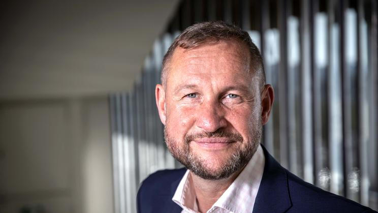 „Ve střednědobém horizontu to kvůli omezení kvality i rozsahu služeb bude znamenat výraznou marginalizaci ČT,“ kritizuje bývalý šéf veřejnoprávní televize Jan Souček vládní plán na zrušení koncesionářských poplatků. 