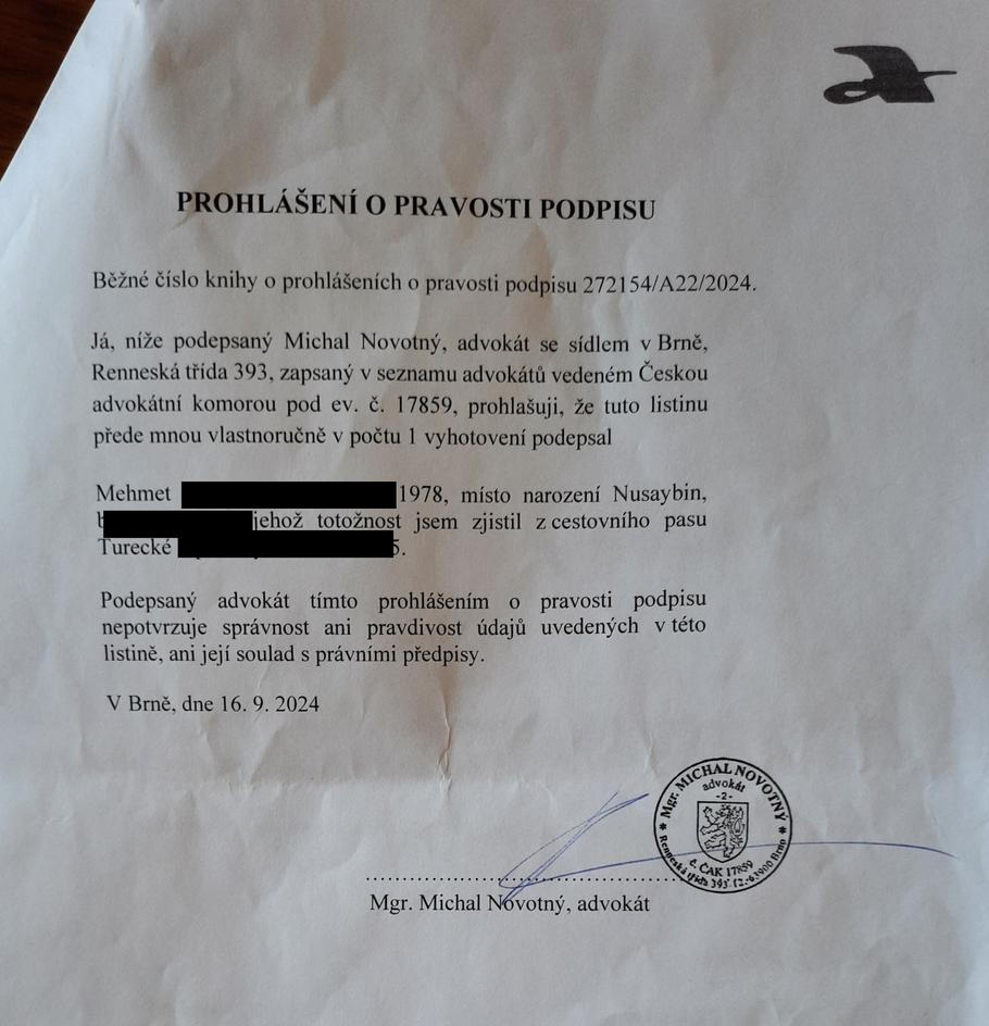 „Takové razítko jsem nikdy nevlastnil ani nepoužíval, neodpovídá ani forma ověřovací doložky, kterou používám,“ zdůraznil advokát Novotný u fotografie jednoho z dokumentů s falešným razítkem.