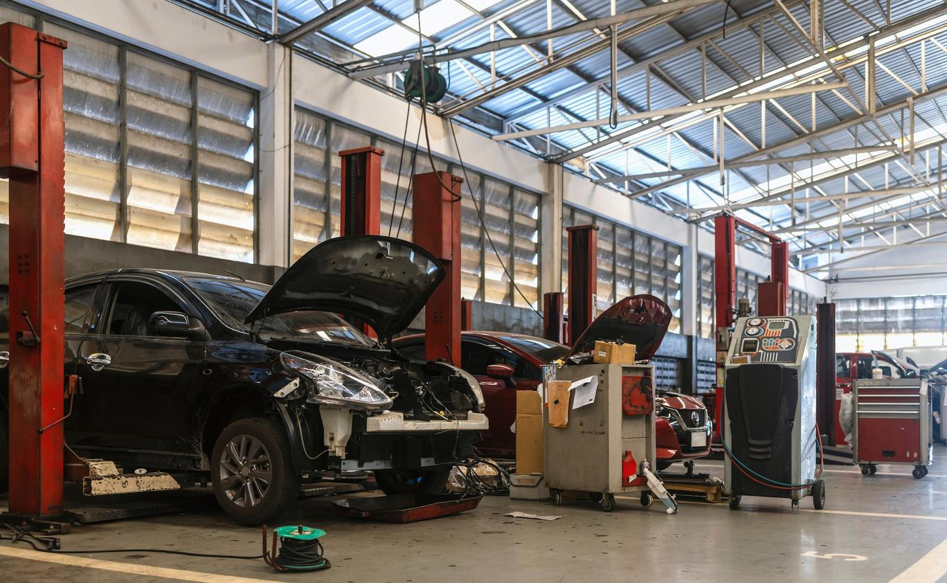 Car,Repair,In,Garage,Service,Station,With,Soft-focus,And,Over