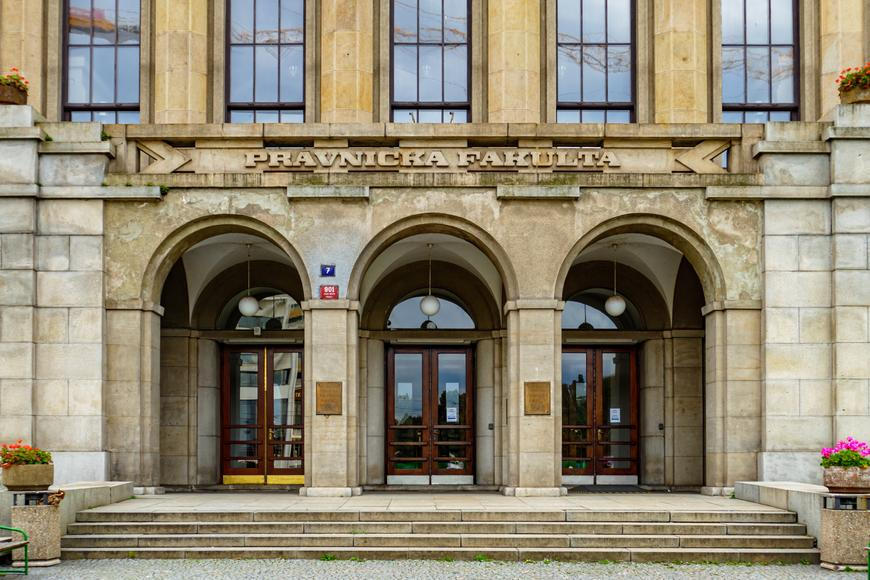 „Je neuvěřitelný.“ 17letý syn mocného úředníka měl falšovat razítka advokáta. Už reagoval