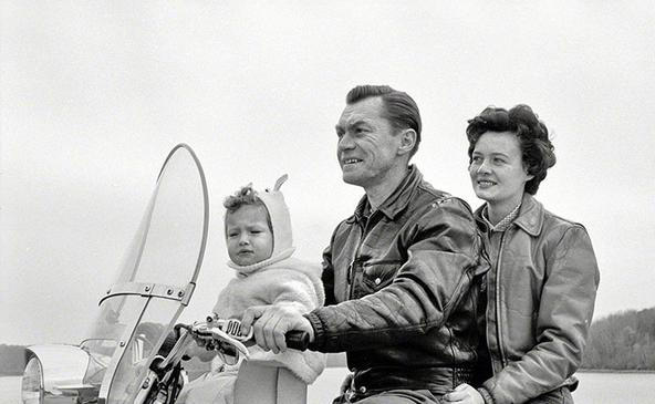 Harley s dětskou sedačkou, 1962