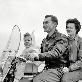 Harley s dětskou sedačkou, 1962