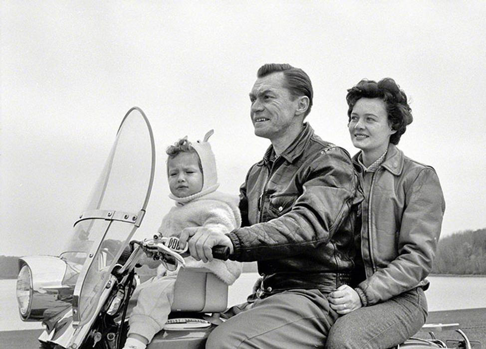 Harley s dětskou sedačkou, 1962