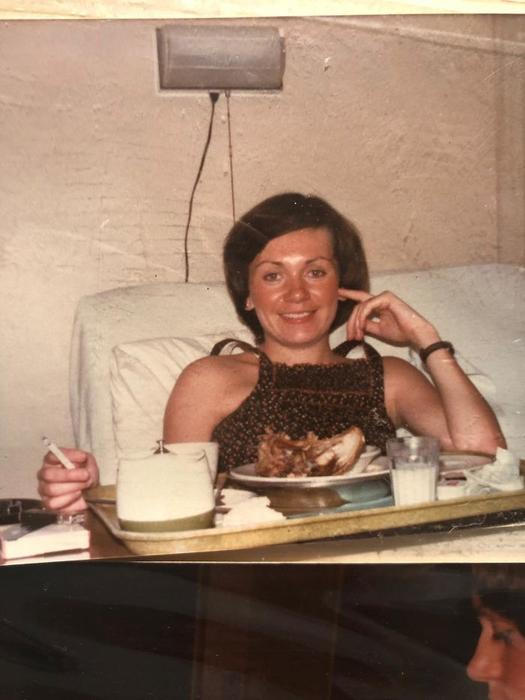 Moje máma v nemocnici po porodu mé sestry. Kanada 1978. Uzené a pečené kuře.