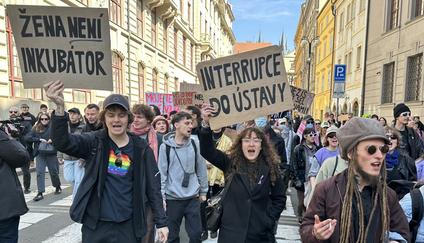 Poslankyně STAN Julie Smejkalová na letošním protestu proti Pochodu pro život v ulicích Prahy.
