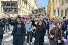 Poslankyně STAN Julie Smejkalová na letošním protestu proti Pochodu pro život v ulicích Prahy.