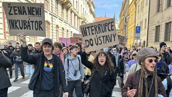 Poslankyně STAN Julie Smejkalová na letošním protestu proti Pochodu pro život v ulicích Prahy.