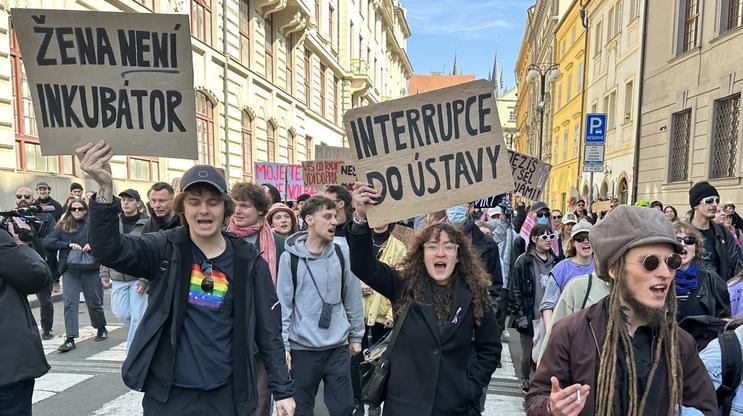 Poslankyně STAN Julie Smejkalová na letošním protestu proti Pochodu pro život v ulicích Prahy.