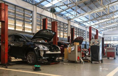 Car,Repair,In,Garage,Service,Station,With,Soft-focus,And,Over