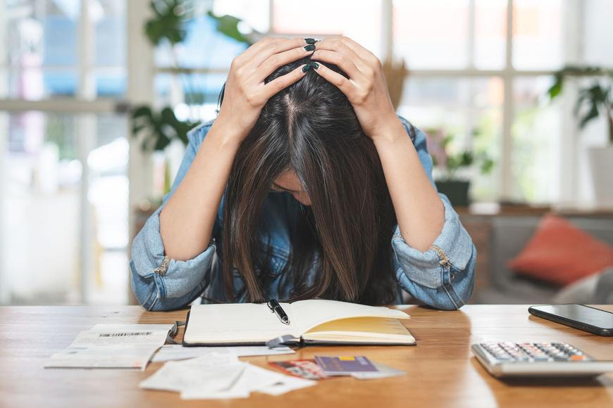 Za kolik se dá v Česku důstojně žít? Na částku nedosáhnou tři čtvrtiny žen