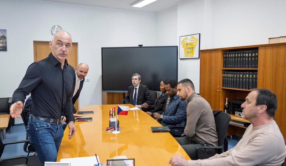 Setkání vedení města České Budějovice a Jihočeského kraje s Dorothy Nneka Edeovou (na snímku). Zleva jihočeský hejtman Martin Kuba a náměstek primátorky Petr Maroš.