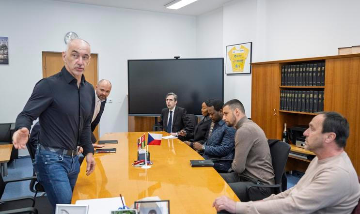 Setkání vedení města České Budějovice a Jihočeského kraje s Dorothy Nneka Edeovou (na snímku). Zleva jihočeský hejtman Martin Kuba a náměstek primátorky Petr Maroš.