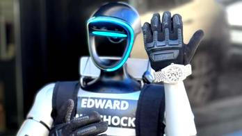 Ve Varšavě se objevil robot, který se odmítá chovat jako „jen stroj“. 