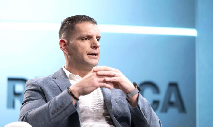 „Slíbili jsme lidem referendum o členství v NATO a uspořádáme referendum o členství v NATO,“ prohlásil Zoran Stevanović, šéf malé protestní strany Resni.ca, která se po volbách stala pomyslným jazýčkem na vahách politické rovnováhy ve slovinském parlamentu.