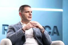 „Slíbili jsme lidem referendum o členství v NATO a uspořádáme referendum o členství v NATO,“ prohlásil Zoran Stevanović, šéf malé protestní strany Resni.ca, která se po volbách stala pomyslným jazýčkem na vahách politické rovnováhy ve slovinském parlamentu.