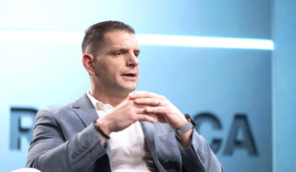 „Slíbili jsme lidem referendum o členství v NATO a uspořádáme referendum o členství v NATO,“ prohlásil Zoran Stevanović, šéf malé protestní strany Resni.ca, která se po volbách stala pomyslným jazýčkem na vahách politické rovnováhy ve slovinském parlamentu.