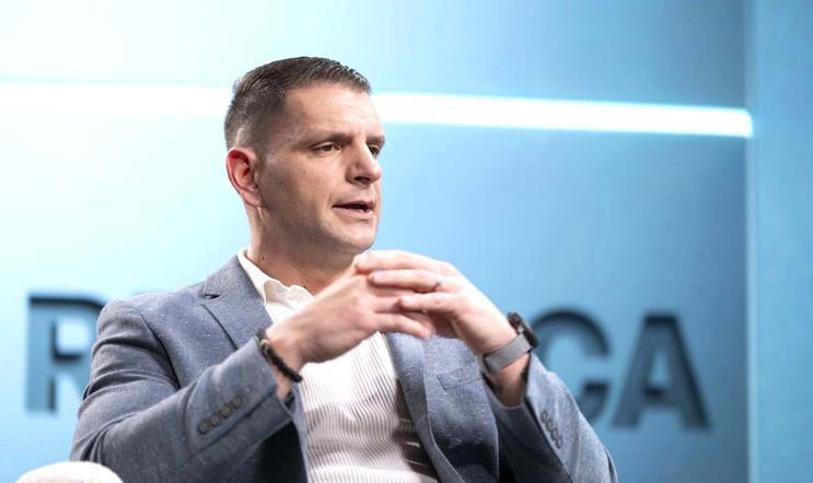 „Slíbili jsme lidem referendum o členství v NATO a uspořádáme referendum o členství v NATO,“ prohlásil Zoran Stevanović, šéf malé protestní strany Resni.ca, která se po volbách stala pomyslným jazýčkem na vahách politické rovnováhy ve slovinském parlamentu.