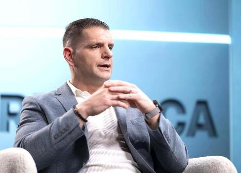 „Slíbili jsme lidem referendum o členství v NATO a uspořádáme referendum o členství v NATO,“ prohlásil Zoran Stevanović, šéf malé protestní strany Resni.ca, která se po volbách stala pomyslným jazýčkem na vahách politické rovnováhy ve slovinském parlamentu.