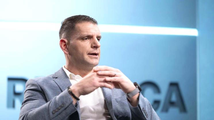 „Slíbili jsme lidem referendum o členství v NATO a uspořádáme referendum o členství v NATO,“ prohlásil Zoran Stevanović, šéf malé protestní strany Resni.ca, která se po volbách stala pomyslným jazýčkem na vahách politické rovnováhy ve slovinském parlamentu.