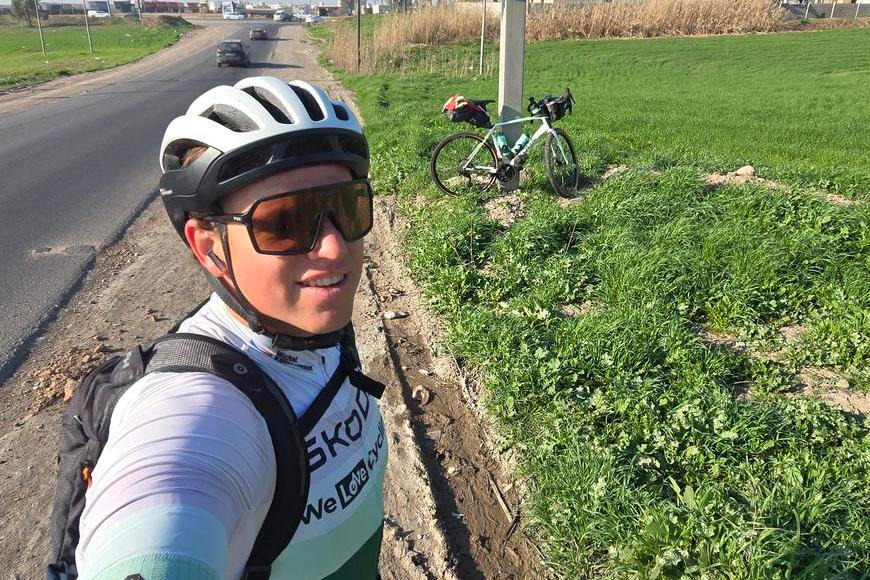 Z Abú Dhabí do Brna na kole. Jen se modlíte, ať vás vítr neshodí, popisuje cyklista
