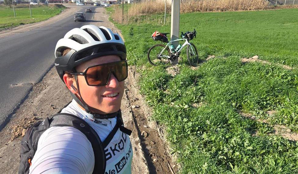 Čtyřiatřicetiletý cyklista Michal Kamermeier se na kole vydal z Abú Dhabí až do střední Evropy a teď mu do cíle v Brně zbývají poslední stovky kilometrů.