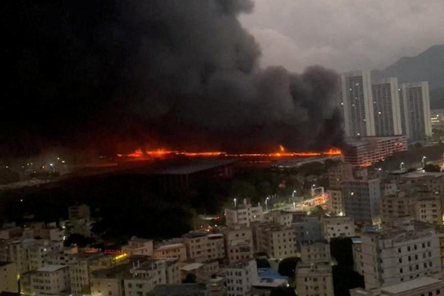 Výrobce elektroaut BYD zasáhl rozsáhlý požár. Baterie za něj však nemohou